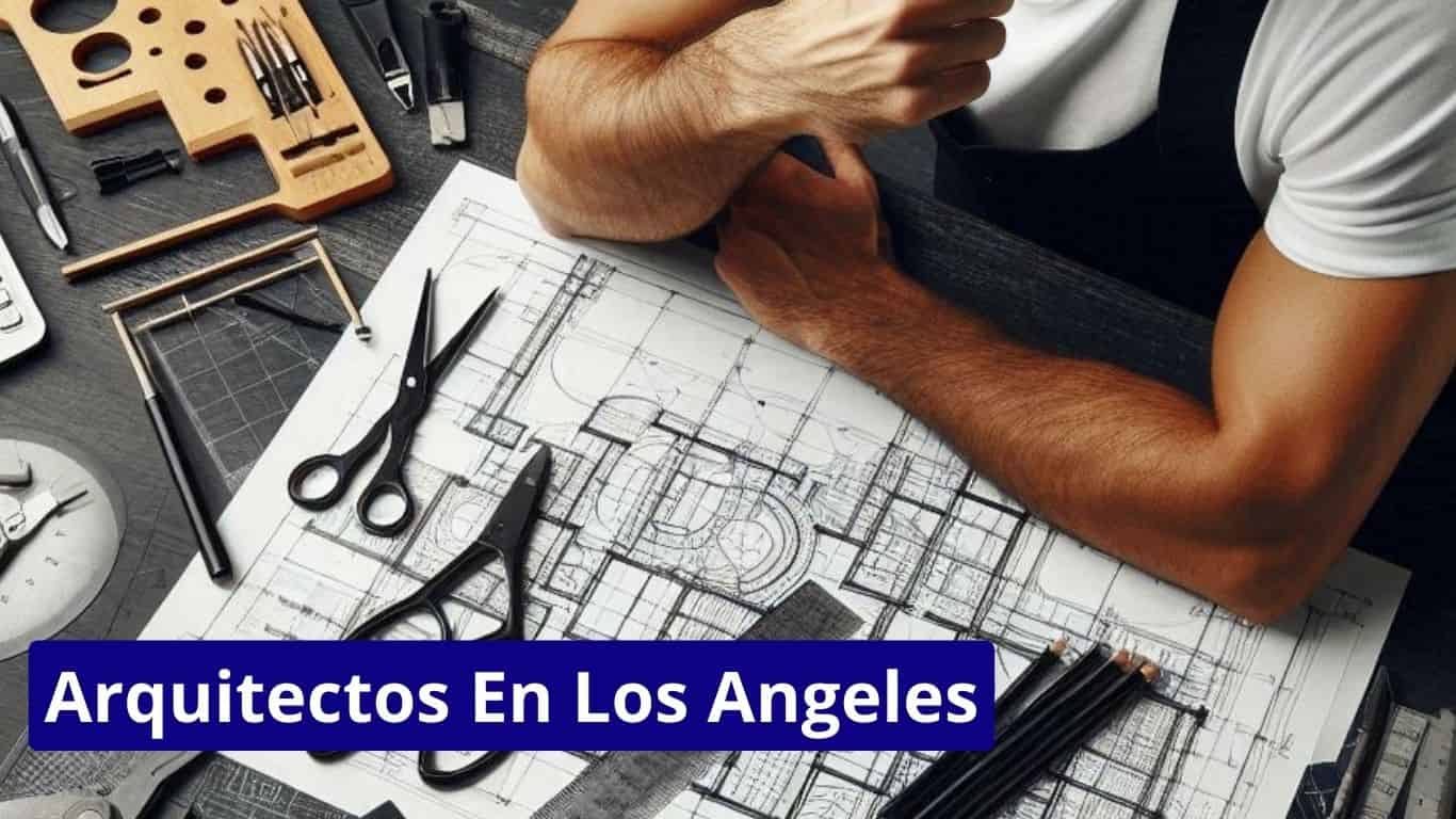 mesa de trabajo de un arquitecto con sus elementos como lapices y tijeras