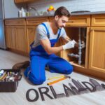 plomero trabajando en una cocina en orlando